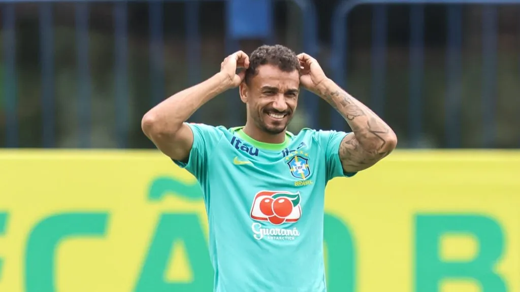 Danilo jogador do Seleção Brasileira durante treino no estádio Mangueirão. Foto: Fernando Torres/AGIF