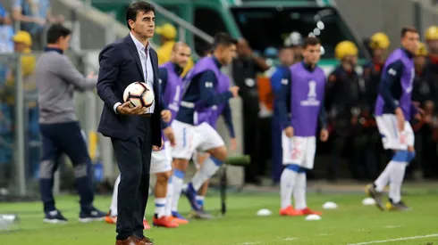 Gustavo Quinteros, ex-Universidad Católica, durante partida contra o Grêmio na Arena do Grêmio, pela Libertadores 2019. Foto: Pedro H. Tesch / AGIF