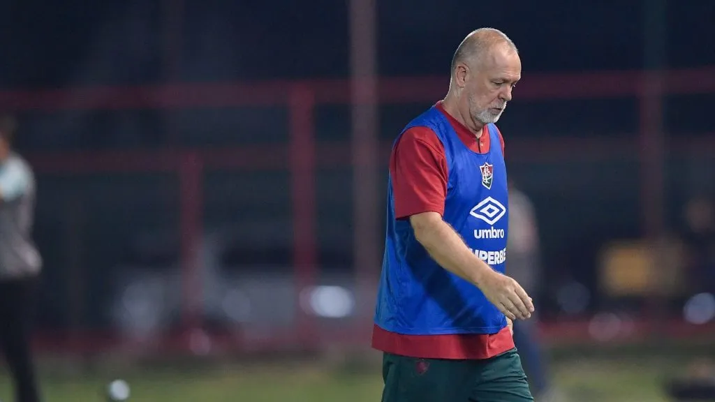 Mano Menezes técnico do Fluminense durante partida contra o Portuguesa Rio no estádio Luso Brasileiro pelo campeonato Carioca 2025. Foto: Thiago Ribeiro/AGIF