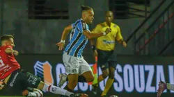 RS - PELOTAS - 22/01/2025 - GAUCHO 2025, BRASIL DE PELOTAS X GREMIO - Juliano Fabro jogador do Brasil de Pelotas disputa lance com Braithwaite jogador do Gremio durante partida no estadio Bento Mendes de Freitas pelo campeonato Gaucho 2025. Foto: Volmer Perez/AGIF