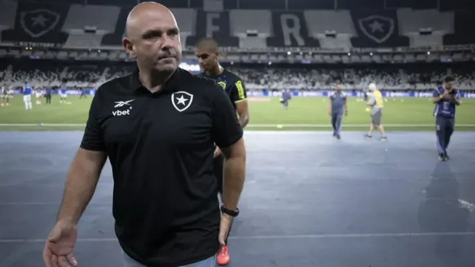 Carlos Leiria é o técnico interino do Botafogo