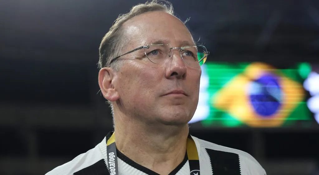 John Textor está procurando um novo técnico do mercado