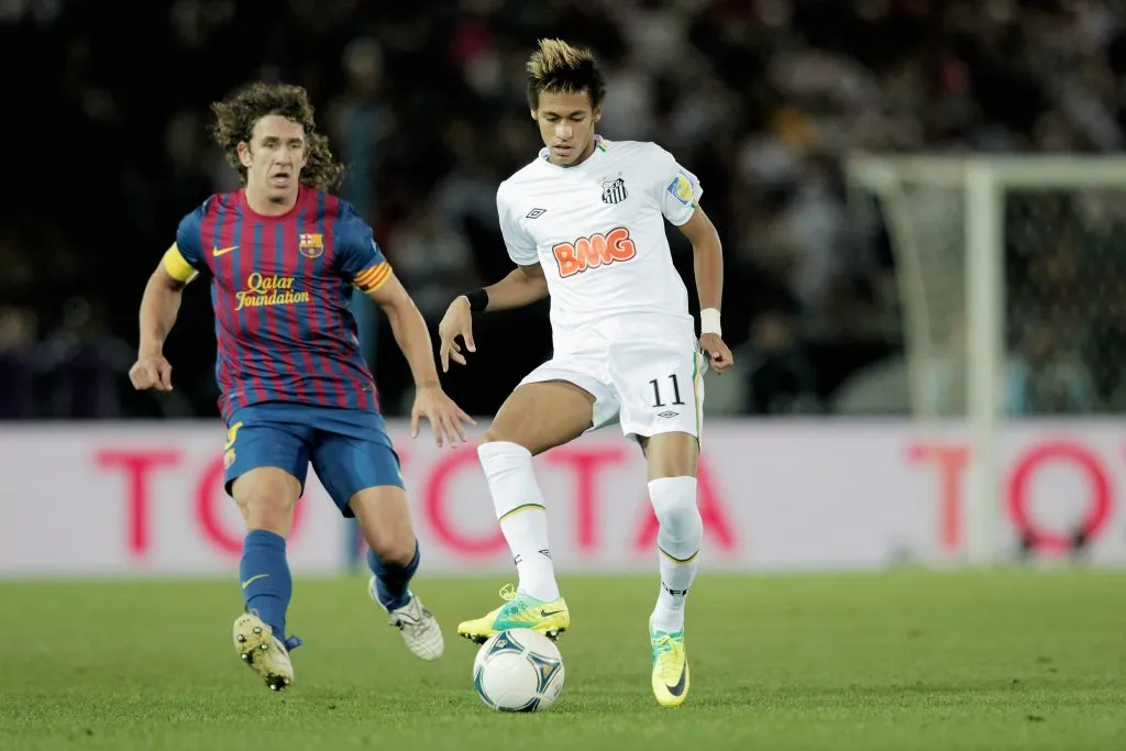 Neymar (à direita), do Santos, é marcado por Carles Puyol (à esquerda), do FC Barcelona, durante a final da Copa do Mundo de Clubes da FIFA entre Santos e Barcelona no Estádio Internacional de Yokohama, em 18 de dezembro de 2011, em Yokohama, Japão.  Foto: Lintao Zhang / Getty Images