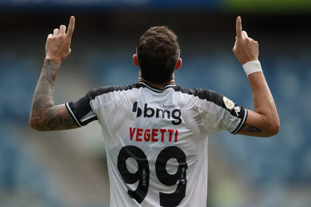 Vegetti, do Vasco, comemora seu gol durante partida contra o Cuiabá na Arena Pantanal pelo Campeonato Brasileiro A 2024. Foto: Gil Gomes / AGIF