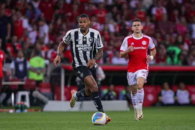 Junior Santos, ex-Botafogo, durante partida contra o Internacional no Beira-Rio pelo Campeonato Brasileiro A 2024. Foto: Maxi Franzoi / AGIF