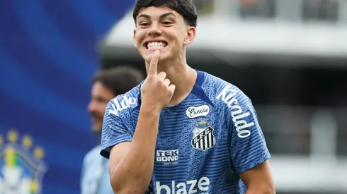 Reinaldo Campos/AGIF SP - SANTOS - 02/11/2024 - BRASILEIRO B 2024, SANTOS X VILA NOVA-GO - JP Chermont jogador do Santos durante aquecimento antes da partida contra o Vila Nova-GO no estadio Vila Belmiro pelo campeonato Brasileiro B 2024. Foto: Reinaldo Campos/AGIF