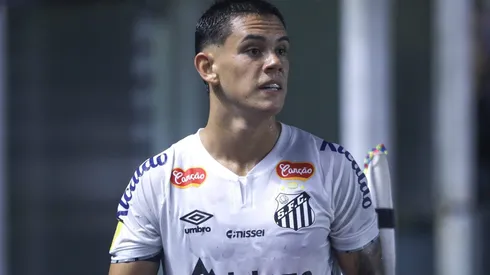 SP - SANTOS - 16/01/2025 - PAULISTA 2025, SANTOS X MIRASSOL - JP Chermont jogador do Santos durante partida contra o Mirassol no estadio Vila Belmiro pelo campeonato Paulista 2025. Foto: Reinaldo Campos/AGIF