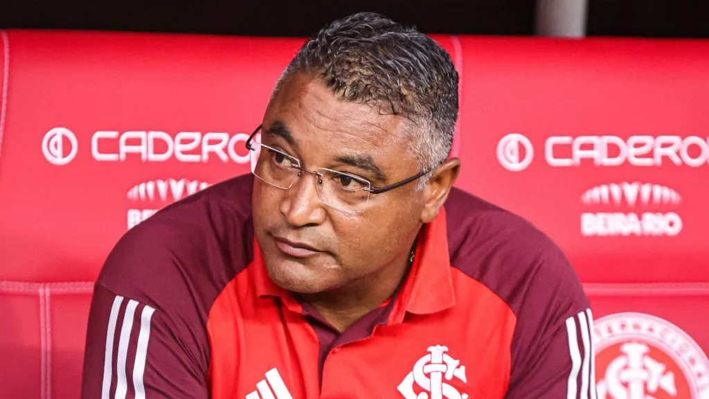 Roger Machado com a camisa do Internacional. Foto: Maxi Franzoi/AGIF