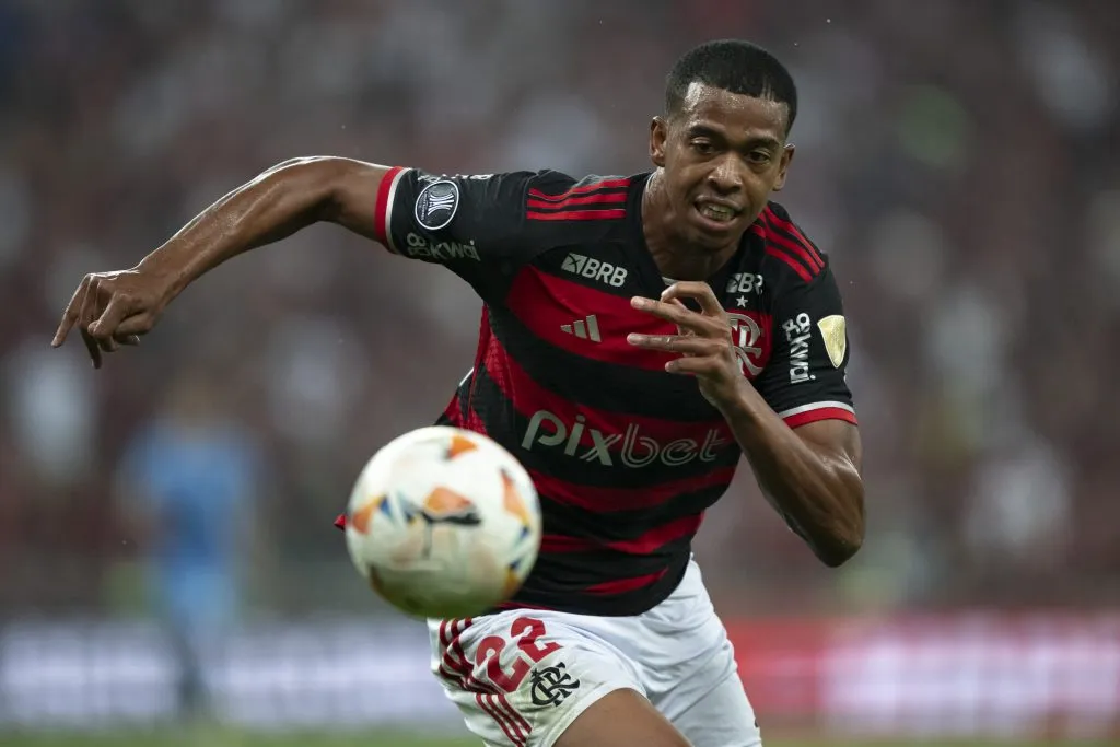 Carlinhos jogador do Flamengo durante partida contra o Bolivar no estadio Maracana pelo campeonato Copa Libertadores 2024. Foto: Jorge Rodrigues/AGIF