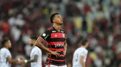 RJ - RIO DE JANEIRO - 11/07/2024 - BRASILEIRO A 2024, FLAMENGO X FORTALEZA - Carlinhos jogador do Flamengo lamenta derrota ao final da partida contra o Fortaleza no estadio Maracana pelo campeonato Brasileiro A 2024. Foto: Thiago Ribeiro/AGIF
