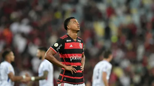 RJ - RIO DE JANEIRO - 11/07/2024 - BRASILEIRO A 2024, FLAMENGO X FORTALEZA - Carlinhos jogador do Flamengo lamenta derrota ao final da partida contra o Fortaleza no estadio Maracana pelo campeonato Brasileiro A 2024. Foto: Thiago Ribeiro/AGIF