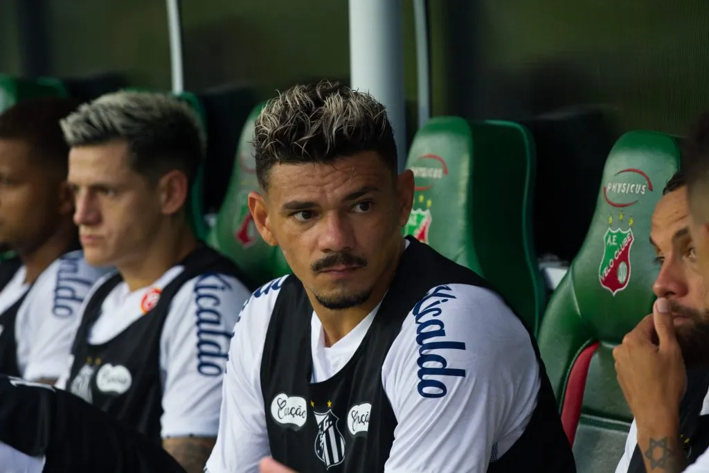 SP – RIO CLARO – 25/01/2025 – PAULISTA 2025, VELO CLUBE X SANTOS –  Tiquinho Soares jogador do Santos durante aquecimento antes da partida contra o Velo Clube no estadio Benitao pelo campeonato Paulista 2025. Foto: Roberto Gardinalli/AGIF