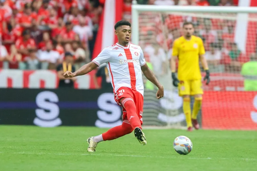 Victor Gabriel foi titular pela primeira vez na equipe profissional do Internacional. Foto: Ricardo Duarte/Internacional