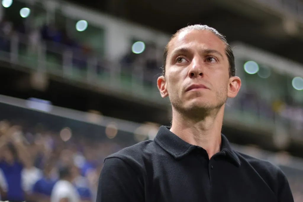 MG – BELO HORIZONTE – 06/11/2024 – BRASILEIRO A 2024, CRUZEIRO X FLAMENGO – Filipe Luis tecnico do Flamengo durante partida contra o Cruzeiro no estadio Independencia pelo campeonato Brasileiro A 2024. Foto: Gilson Lobo/AGIF