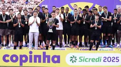 Jogadores do Corinthians com a taca de vice-campeão durante cerimonia de premiação ao final da partida contra o São Paulo no Pacaembu pela decisão da Copa São Paulo 2025. Foto: Marcello Zambrana / AGIF