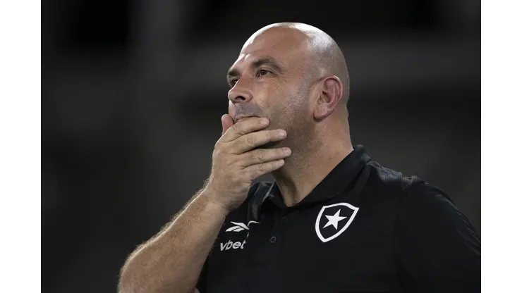 Carlos Leiria técnico do Botafogo durante partida contra o Volta Redonda no estádio Engenhão pelo campeonato Carioca 2025. Foto: Jorge Rodrigues/AGIF Crédito obrigatório: Jorge Rodrigues/AGIF