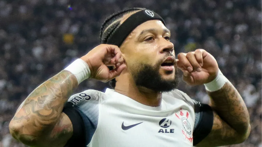 Memphis Depay celebrando um gol. Foto: Joisel Amaral/AGIF