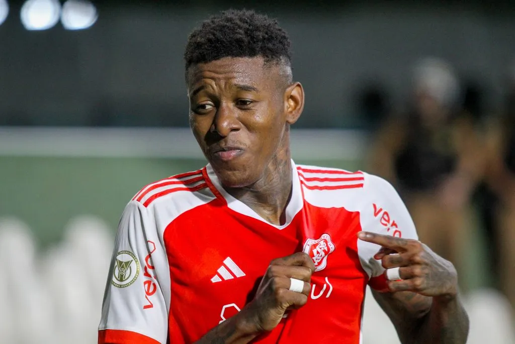 Vitao jogador do Internacional comemora seu gol durante partida contra o Gremio no estadio Couto Pereira pelo campeonato Brasileiro A 2024. Foto: Lucas Gabriel Cardoso/AGIF