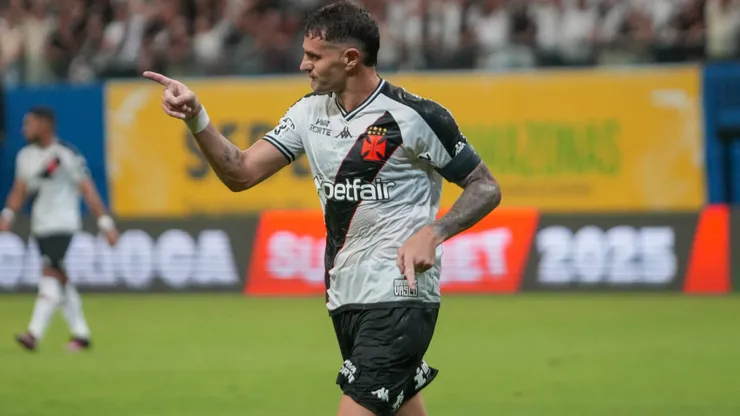 Vegetti, do Vasco, comemora seu gol com Puma Rodriguez durante partida contra o Madureira na Arena da Amazônia pelo Campeonato Carioca 2025. Foto: Aguilar Abecassis / AGIF