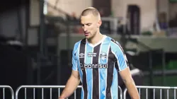 PR - CURITIBA - 13/08/2024 - COPA LIBERTADORES 2024, GREMIO X FLUMINENSE - Rodrigo Ely jogador do Gremio recebe cartao vermelho do arbitro durante partida contra o Fluminense no estadio Couto Pereira pelo campeonato Copa Libertadores 2024. Foto: Leonardo Hubbe/AGIF