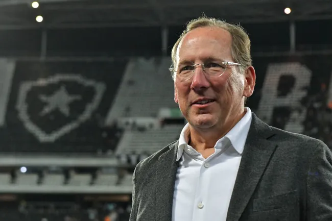 John Textor, presidente da SAF do Botafogo, durante partida contra o Atlético-GO no Nilton Santos pelo Campeonato Brasileiro A 2024. Foto: Thiago Ribeiro / AGIF