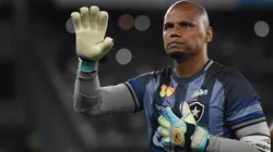 Jefferson, ex-Botafogo, recebe homenagem no fim partida contra o Paraná no Nilton Santos pelo campeonato Brasileiro A 2018. Foto: Thiago Ribeiro / AGIF