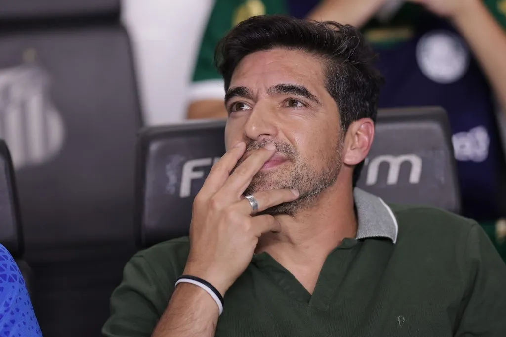 SP – SANTOS – 22/01/2025 – PAULISTA 2025, SANTOS X PALMEIRAS – Abel Ferreira tecnico do Palmeiras durante partida contra o Santos no estadio Vila Belmiro pelo campeonato Paulista 2025. Foto: Ettore Chiereguini/AGIF