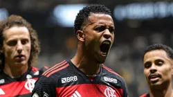 Carlinhos durante jogo do Mengão no Brasileirão 2024.