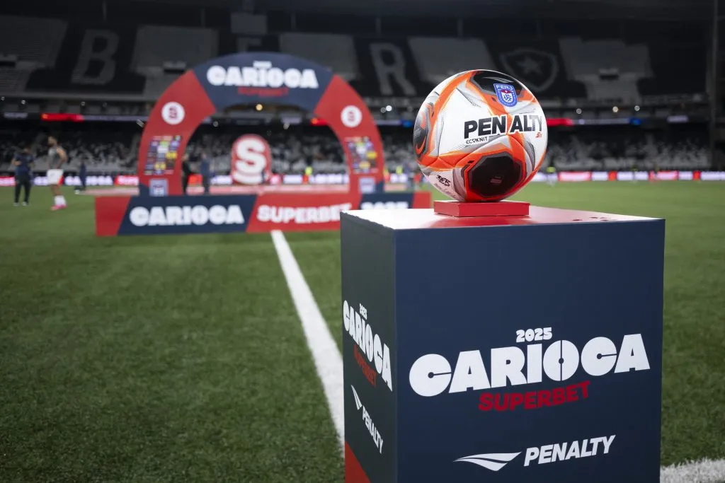 A bola do jogo vista antes da partida entre Botafogo e Volta Redonda no Nilton Santos pelo Campeonato Carioca 2025. Foto: Jorge Rodrigues/AGIF