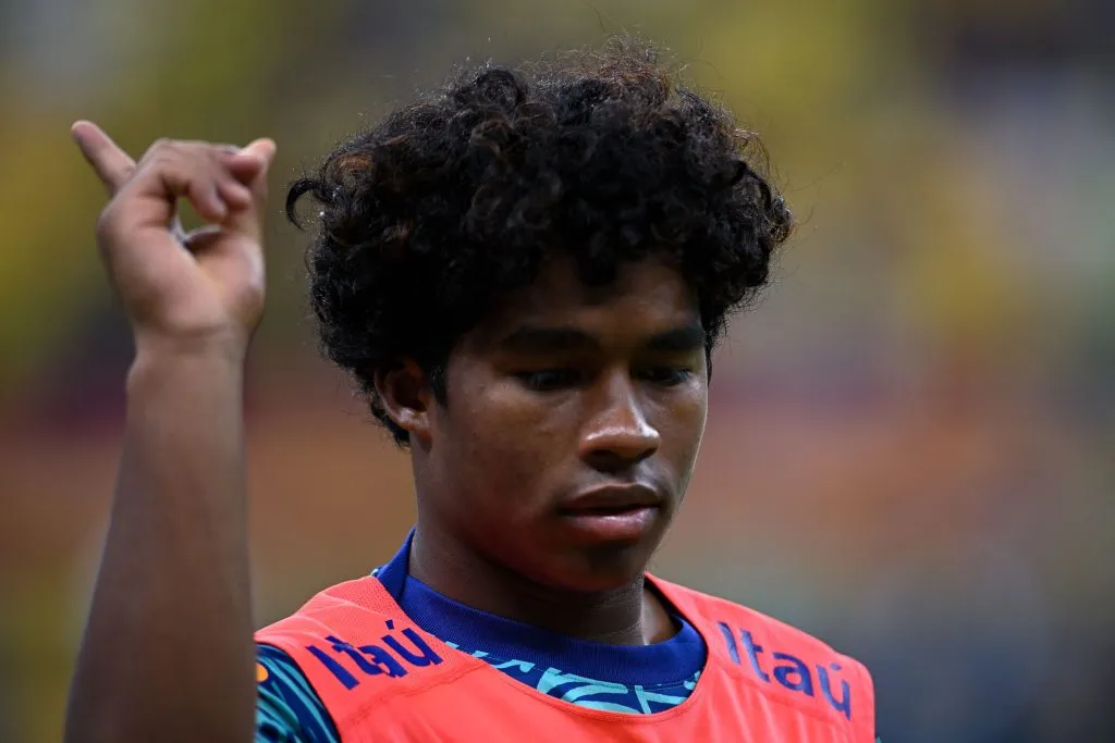 Endrick durante aquecimento antes partida entre Brasil x Peru no Mané Garrincha pelas Eliminatórias para a Copa do Mundo 2026. Foto: Mateus Bonomi / AGIF