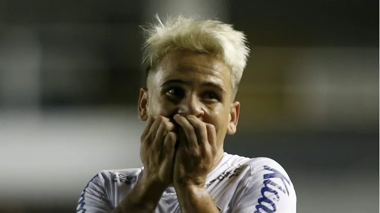 Soteldo durante jogo do Peixe na Vila Belmiro.