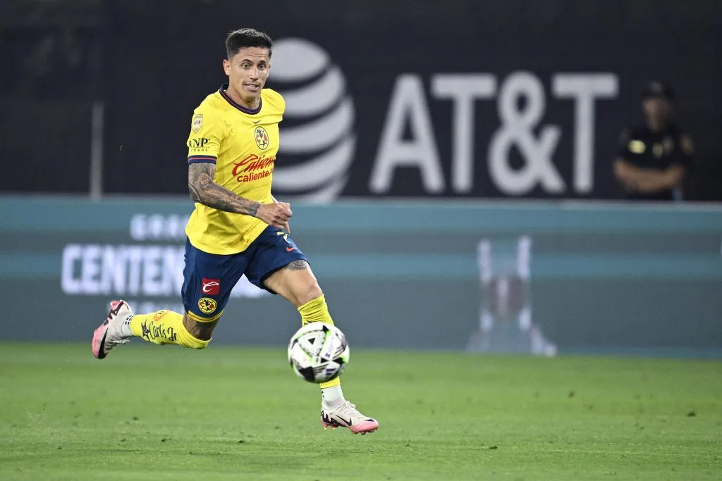 SAN DIEGO, CALIFORNIA – AUGUST 09: Brian Rodríguez #7 of Club América drives the ball during the second half against Atlas FC at Snapdragon Stadium on August 09, 2024 in San Diego, California. (Photo by Orlando Ramirez/Getty Images)