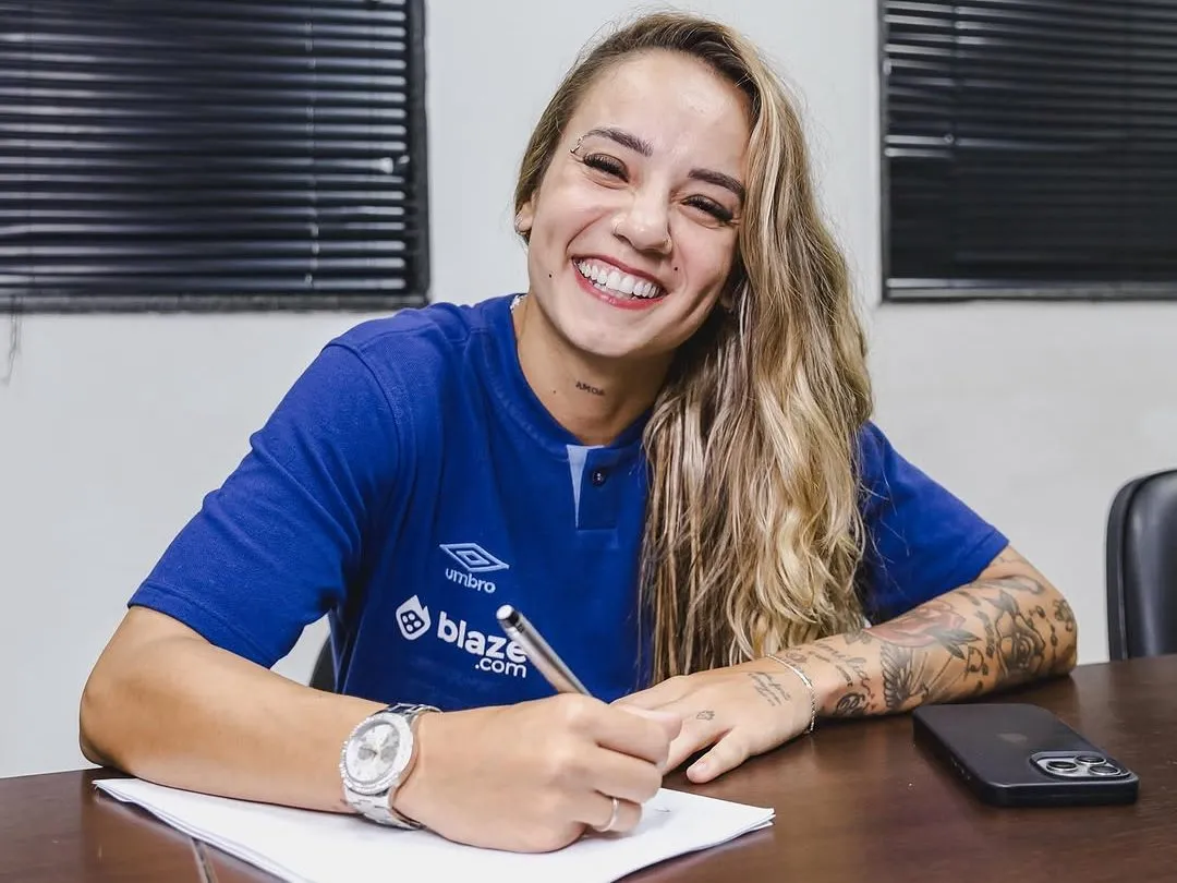 Thaisinha, meia das Sereias da Vila renova contrato com o Santos FC. Foto: Bruno Vaz/Santos FC