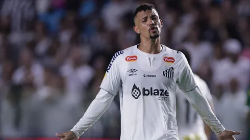 Após a derrota, Santos ainda virou piada. Foto: Ettore Chiereguini/AGIF