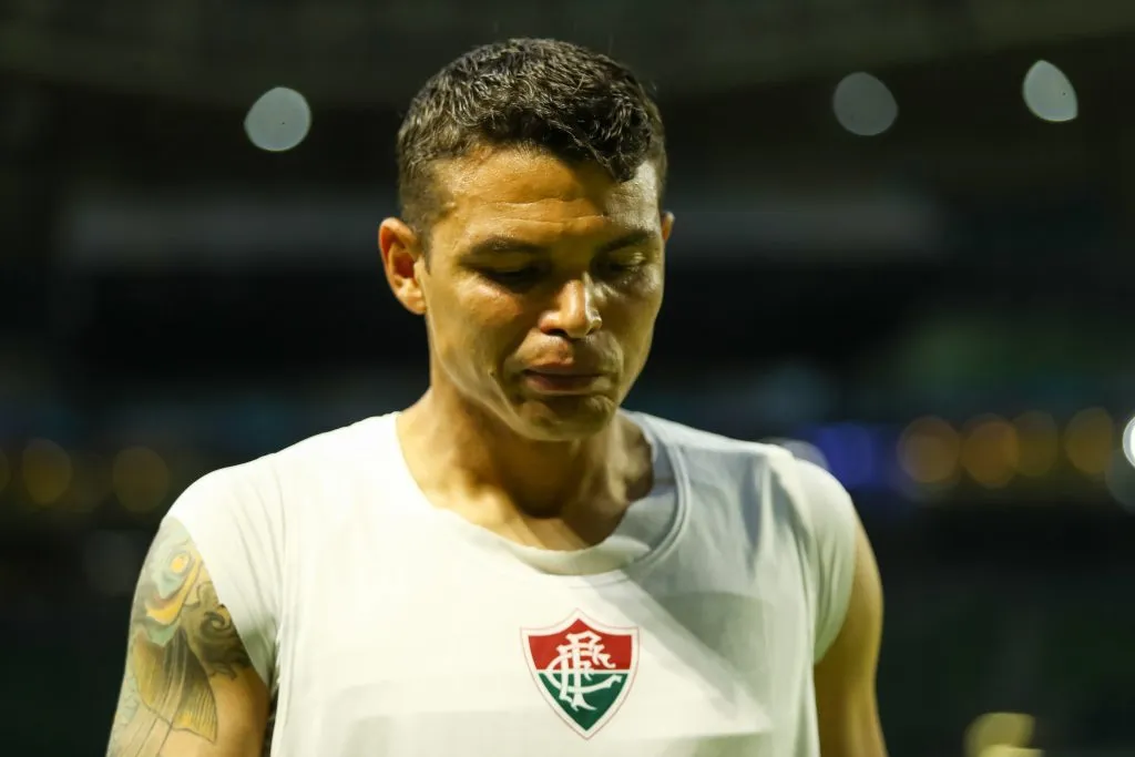 SP – SAO PAULO – 08/12/2024 – BRASILEIRO A 2024, PALMEIRAS X FLUMINENSE – Thiago Silva jogador do Fluminense paga promessa apos  partida contra o Palmeiras no estadio Arena Allianz Parque pelo campeonato Brasileiro A 2024. Foto: Marco Miatelo/AGIF