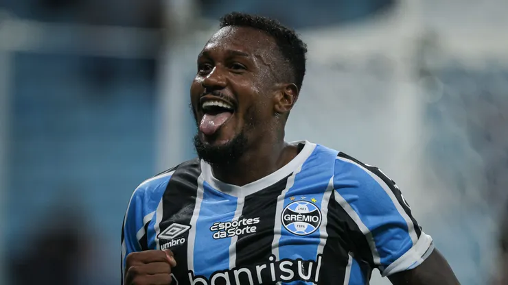 RS - PORTO ALEGRE - 26/01/2025 - GAUCHO 2025, GREMIO X CAXIAS - Edenilson jogador do Gremio comemora seu gol durante partida contra o Caxias no estadio Arena do Gremio pelo campeonato Gaucho 2025. Foto: Maxi Franzoi/AGIF