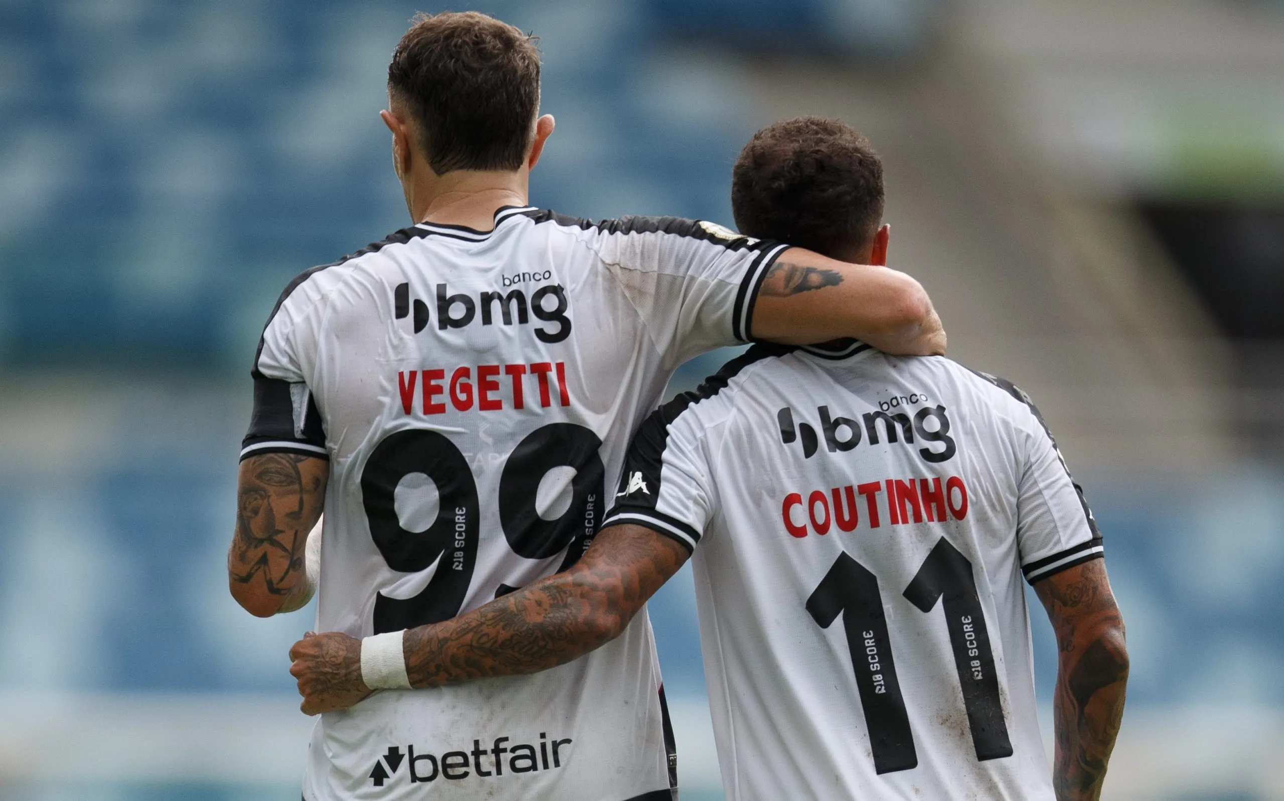 Vegetti, craque do Vasco comemora seu gol com Philippe Coutinho companheiro de equipe durante partida contra o Porguesa-RJ, em São Januário. Foto: Gil Gomes/AGIF