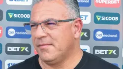 Luizinho Vieira durante entrevista quando comandava o Brusque.