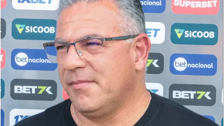 Luizinho Vieira durante entrevista quando comandava o Brusque.