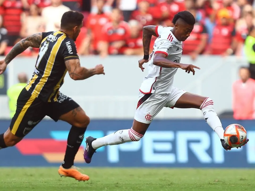 Bruno Henrique, jogador do Flamengo disputa lance com o rival do Volta Redonda pelo Campeonato Carioca 2025.  Foto: Divulgação Flamengo/Gilvan de Souza /CRF