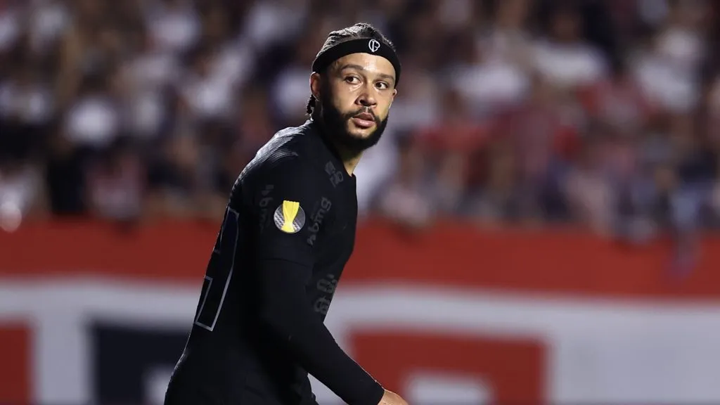 Memphis Depay jogador do Corinthians durante partida contra o Sao Paulo no estadio Morumbi pelo campeonato Paulista 2025. Foto: Marcello Zambrana/AGIF