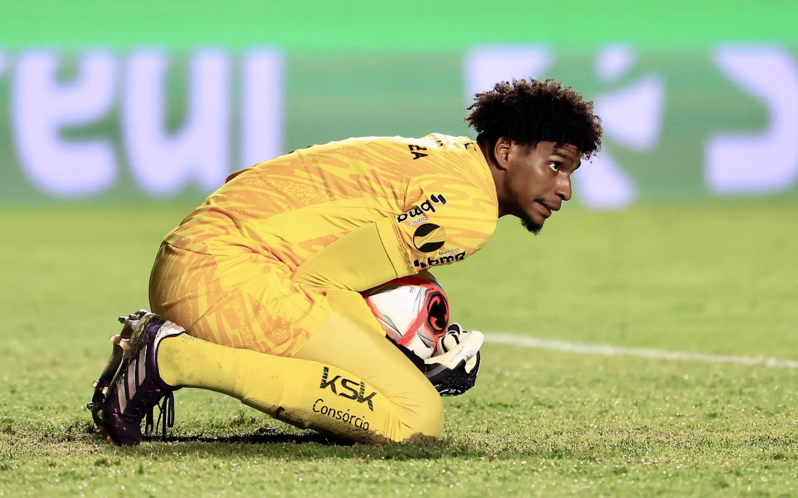 Hugo Souza goleiro do Corinthians. visivelmente indignado durante partida contra o São Paulo no estadio Morumbi pelo campeonato Paulista 2025. Foto: Marcello Zambrana/AGIF