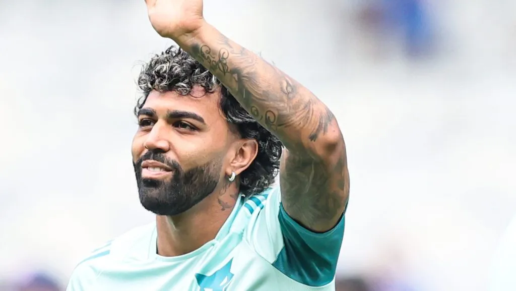 Gabigol acenando para torcida do Cruzeiro - Foto: Gilson Lobo/AGIF