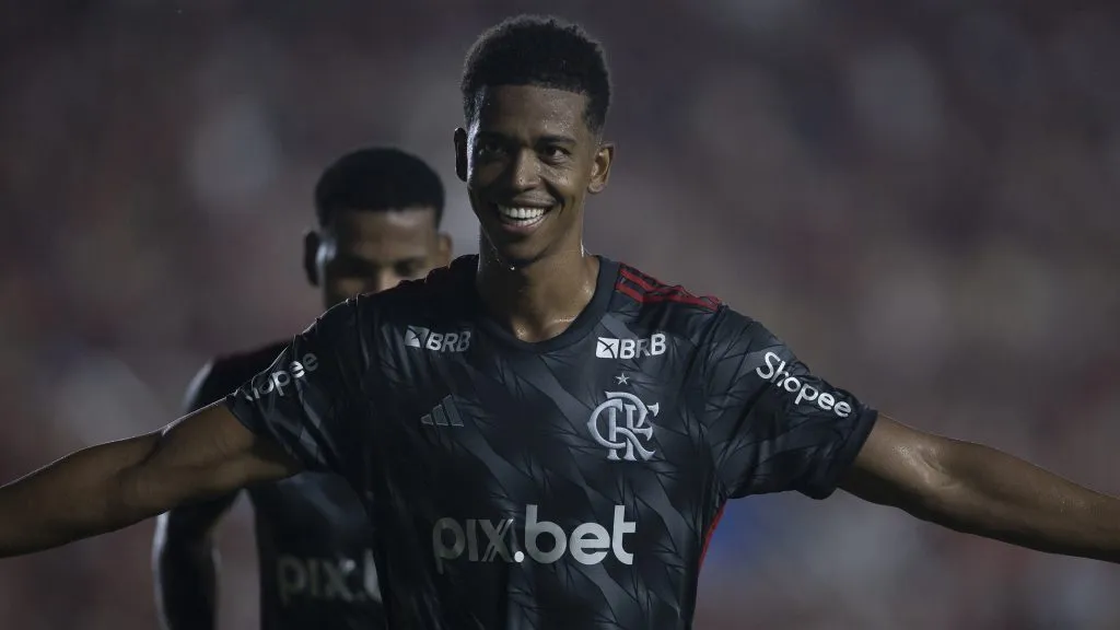 Carlinhos comemorando. Foto: Kayan Mendes/AGIF