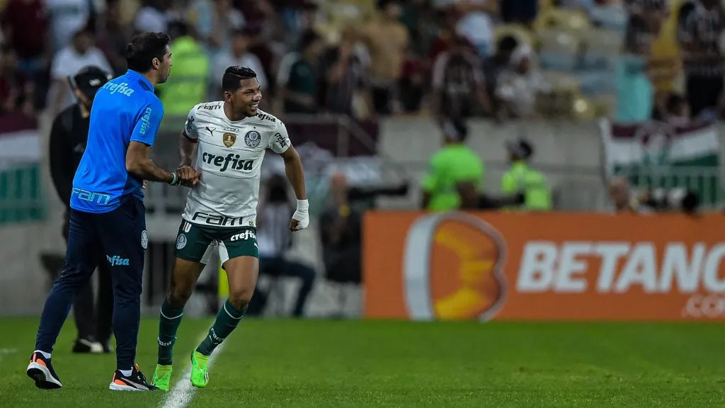 Rony e Abel Ferreira comemoram gol do Verdão em 2022, ano em que Abel ‘previu’ um encontro entre Klopp e o Rústico – Foto: Thiago Ribeiro/AGIF