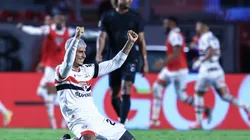 Alan Franco jogador do Sao Paulo comemora o gol de Lucas durante partida contra o Corinthians no estadio Morumbi pelo campeonato Paulista 2025. Foto: Marcello Zambrana/AGIF