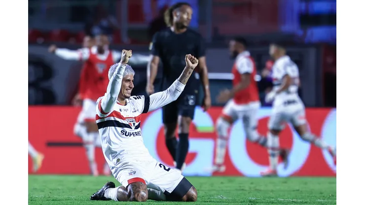 Alan Franco jogador do Sao Paulo comemora o gol de Lucas durante partida contra o Corinthians no estadio Morumbi pelo campeonato Paulista 2025. Foto: Marcello Zambrana/AGIF
