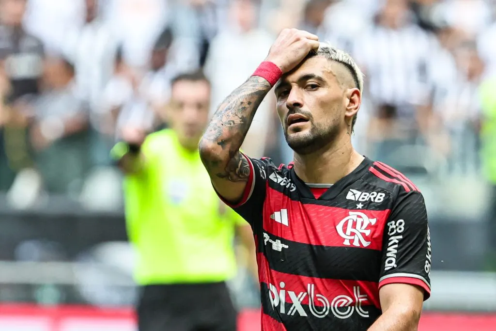 Arrascaeta jogador do Flamengo lamenta durante partida contra o Atletico no estadio Arena MRV pelo campeonato Copa Do Brasil 2024. Foto: Gilson Lobo/AGIF