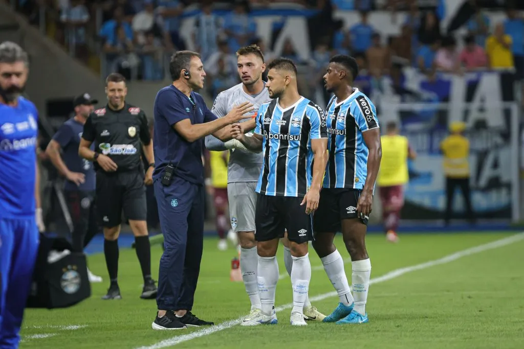 Jogadores do Grêmio conversam com Leandro Desabato, auxiliar do Grêmio, durante partida contra o Caxias na Arena do Grêmio pelo Campeonato Gaúcho 2025. Foto: Maxi Franzoi / AGIF