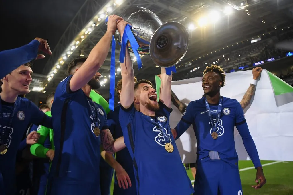 Na temporada 2020/2021, Jorginho foi campeão da Champions League pelo Chelsea e eleito melhor jogador da Europa. David Ramos/Getty Images)